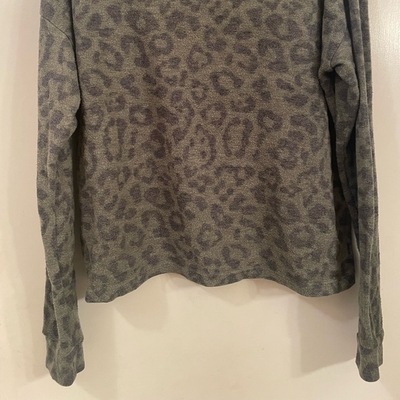 Long sleeve cheetah print top - Picture 4 of 5